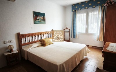 Просторный бунгало с общим бассейном и теннисным кортом, расположенный рядом с гольф-клубом.